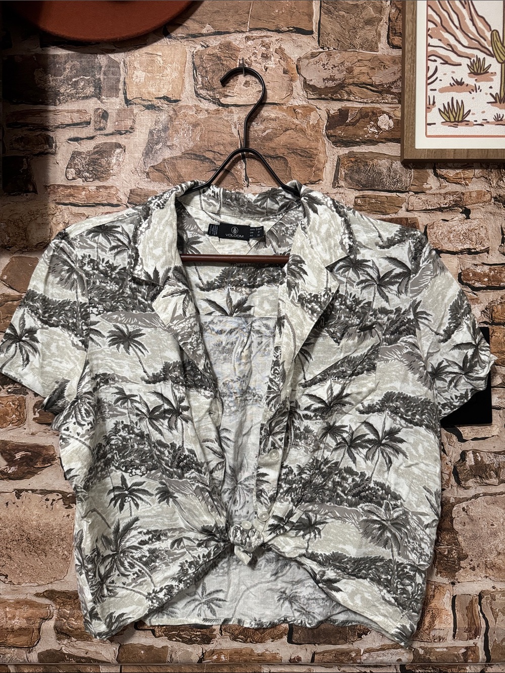 Volcom Gray and White Palm Print Short-Sleeve Cropped Button-down Shirt - Picture 1 of 2